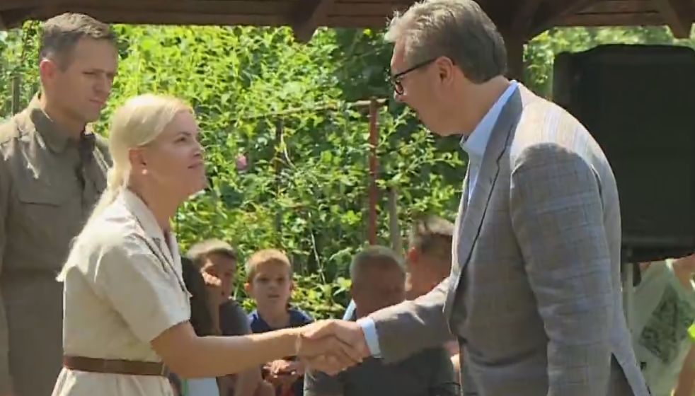 "Predsednik koji je voleo da maše": Društvene mreže o Vučićevoj poseti Priboju (VIDEO) 1