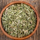 Ljudi su oduševljeni upotrebom ulja od ruzmarina za podsticanje rasta kose - ali da li zaista deluje? 1