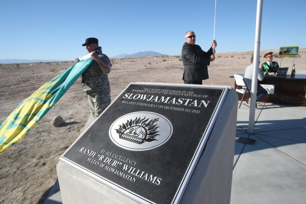 Slowjamastan, država od 5.000 stanovnika u kojoj je zabranjeno nošenje kroksica 2