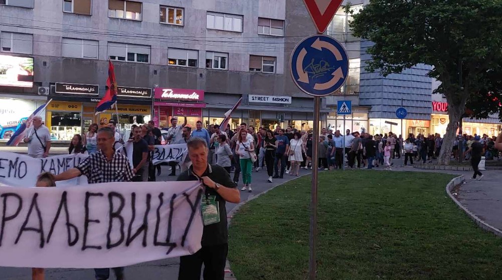 "Što je veća imovina ovih na vlasti, to je manja imovina grada": Održan četvrti protest u Zaječaru 3 "Što je veća imovina ovih na vlasti, to je manja imovina grada": Održan četvrti protest u Zaječaru 3