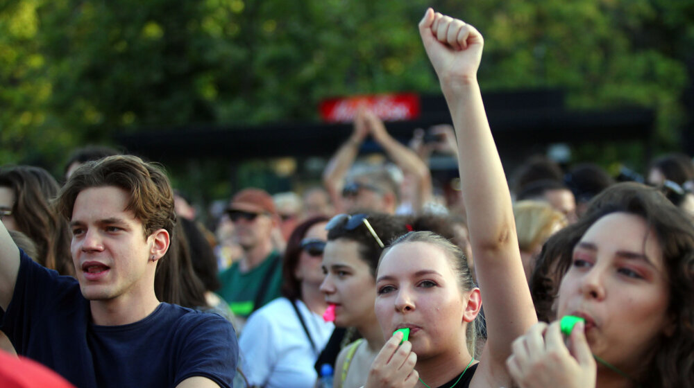 Protesti podrške Pavlu Cicvariću i Bogdanu Jovičiću: U Pirotu šetnja "u lancima", Novosađani blokirali tri raskrsnice, Užičani Zlatiborsku magistralu 1