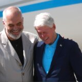 Klinton stigao u Albaniju, na aerodromu ga dočekao premijer Rama 7