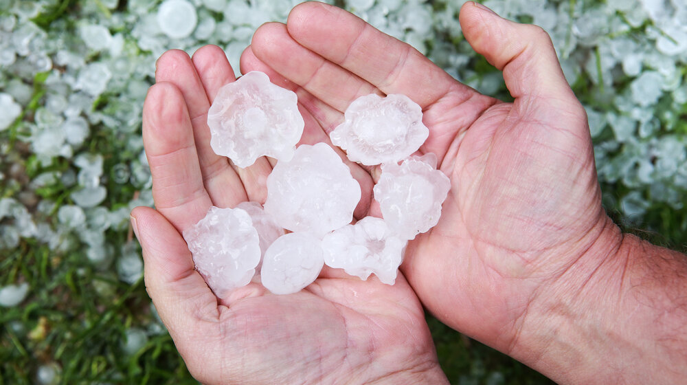 RHMZ: Ispaljeno 236 protivgradnih raketa, deo rakete pao na krov garaže 1