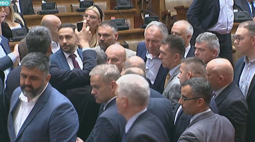 Metež u Skupštini: Opozicioni poslanici blokirali sednicu, Martinović prinuđen da je napusti 1