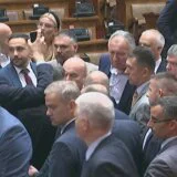 Metež u Skupštini: Opozicioni poslanici blokirali sednicu, Martinović prinuđen da je napusti 15