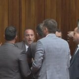 Dvojica policajaca čuvaju red u sali Skupštine tokom sednice o Basti (FOTO/VIDEO) 1