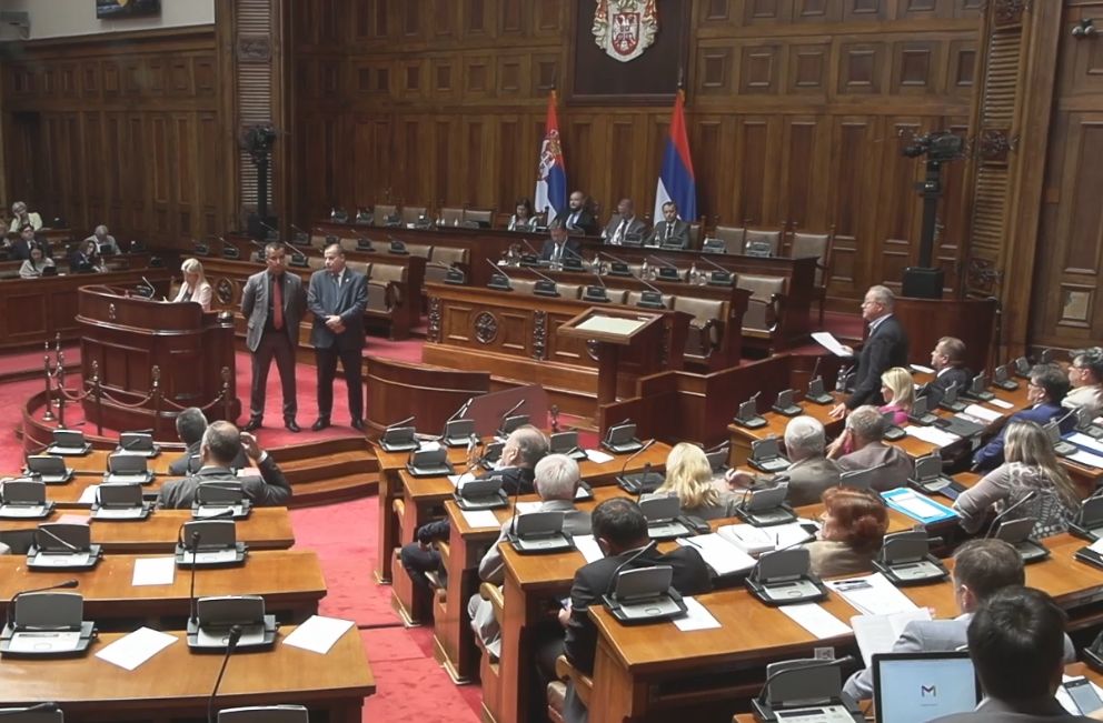 Dvojica policajaca čuvaju red u sali Skupštine tokom sednice o Basti (FOTO/VIDEO) 3 Dvojica policajaca čuvaju red u sali Skupštine tokom sednice o Basti (FOTO/VIDEO) 3