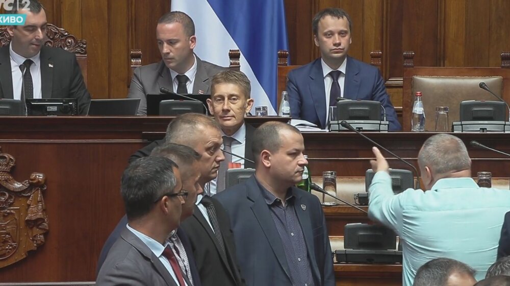 Kako je opozicija blokirala sednicu Skupštine zbog Martinovića (VIDEO) 1