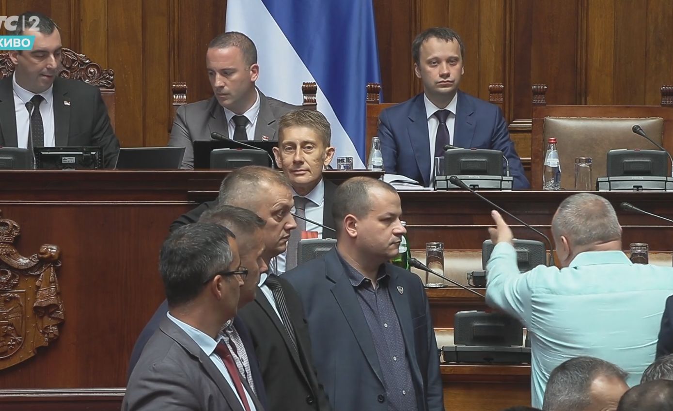 Buzë dhe kaos në Kuvend - Deputetët nuk do të ulen dhe do t'i kërkojnë Martinoviqit të largohet, ai po buzëqesh 4