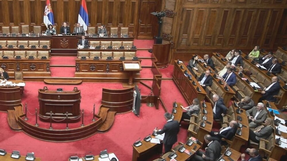 Počela sednica parlamenta o razrešenju Radeta Baste 1