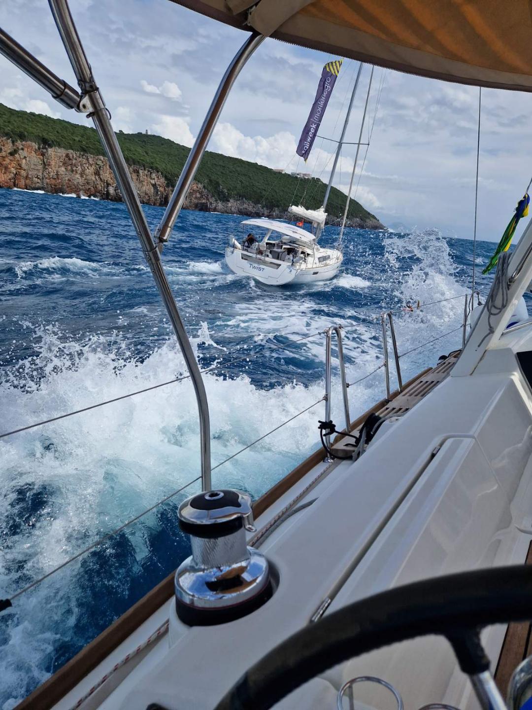 "Gliser počeo da tone, morali smo brzo da reagujemo": Kako su članovi Gorske službe spasili devetoro turista u Crnoj Gori 2 "Gliser počeo da tone, morali smo brzo da reagujemo": Kako su članovi Gorske službe spasili devetoro turista u Crnoj Gori 2