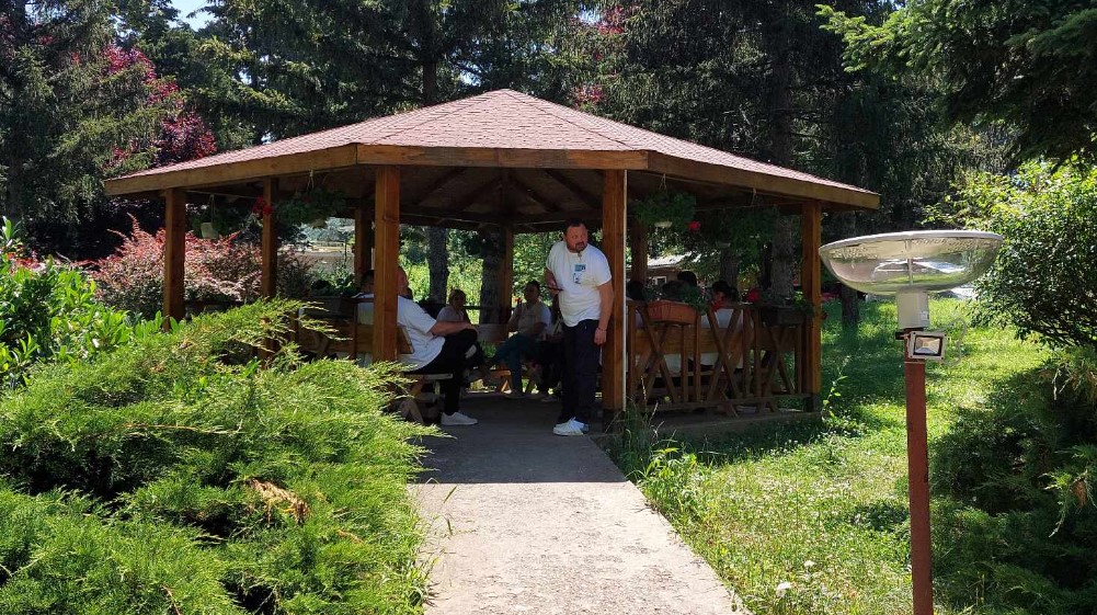 Plate ne primaju od aprila, a račun u blokadi: Štrajk upozorenja u Specijalnoj bolnici za rehabilitaciju "Gamzigrad" kod Zaječara 4 Plate ne primaju od aprila, a račun u blokadi: Štrajk upozorenja u Specijalnoj bolnici za rehabilitaciju "Gamzigrad" kod Zaječara 4