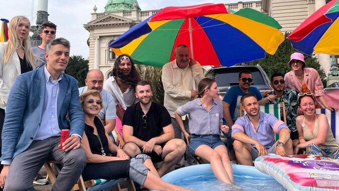 Studenti "letuju" ispred Skupštine: Nema odmora dok traje revolucija (FOTO/VIDEO) 1