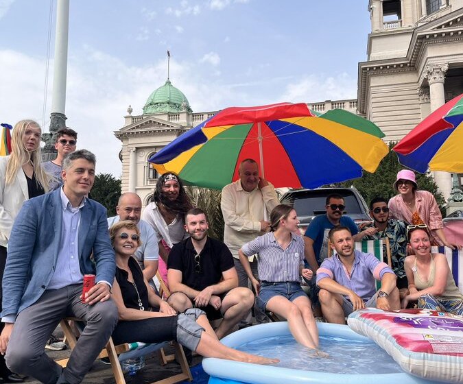 "Suncobrani kod Skupštine, Vučić pitao treba li im so za vodu": Sarajevski Klix o "neobičnom letovanju studenata u Beogradu" 1