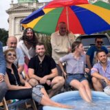 "Suncobrani kod Skupštine, Vučić pitao treba li im so za vodu": Sarajevski Klix o "neobičnom letovanju studenata u Beogradu" 11