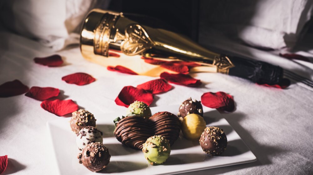 Zašto u hotelskim sobama osoblje ostavlja čokoladice na krevetu? 1