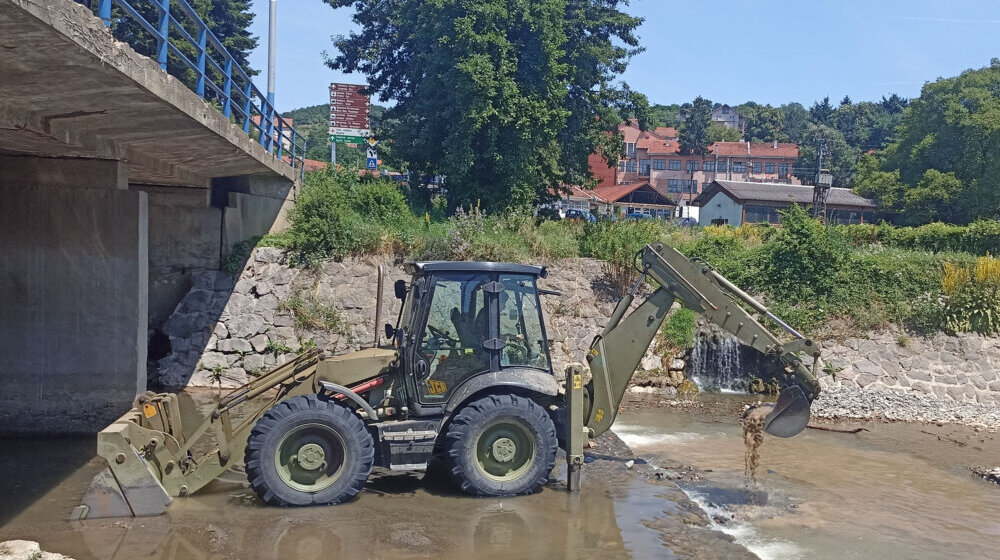 Inženjerci Vojske Srbije uredjuju korito reke Toplice u Kuršumliji 1