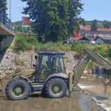 Inženjerci Vojske Srbije uredjuju korito reke Toplice u Kuršumliji 6