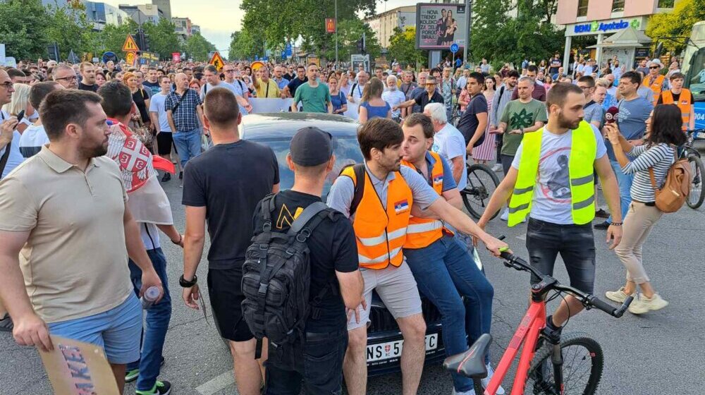 Protest "Srbija protiv nasilja" u Novom Sadu ispred zgrade policije, zbog žrtava femicida 1