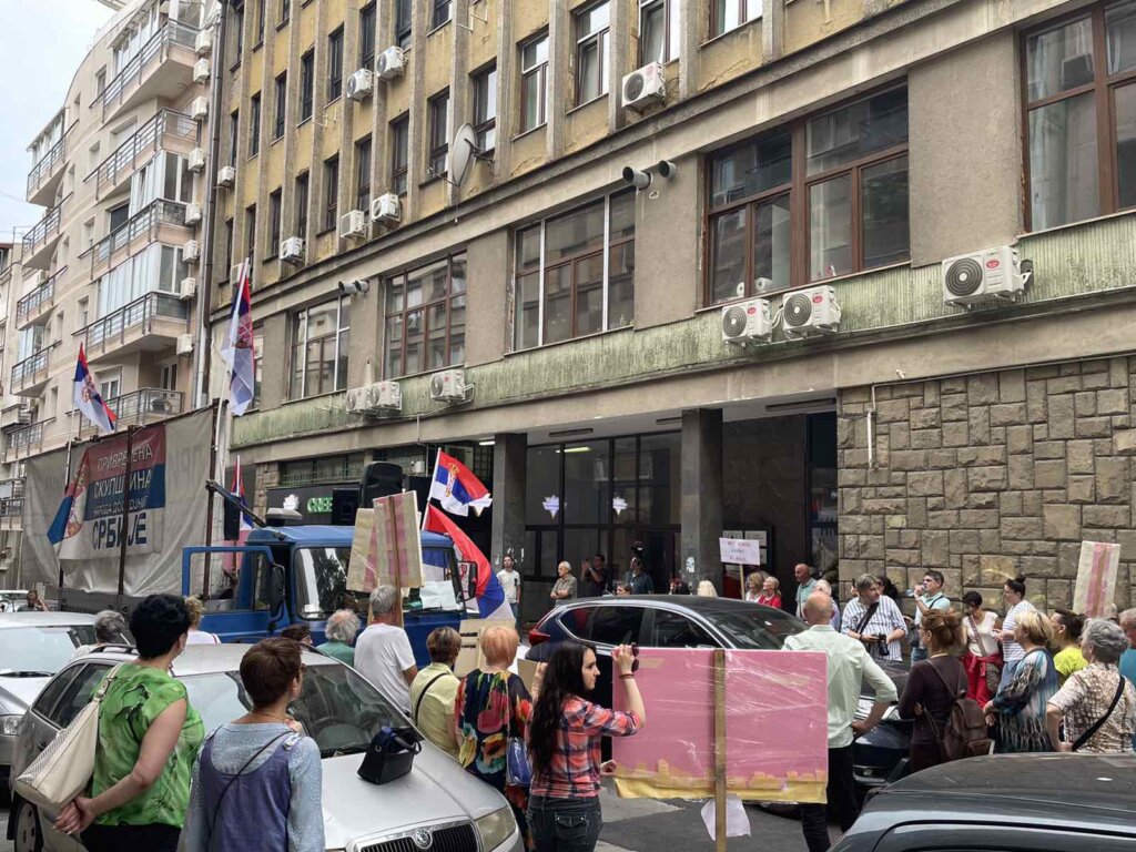 Dostojni Srbije dva sata protestovali ispred redakcije Danasa (VIDEO, FOTO) 3