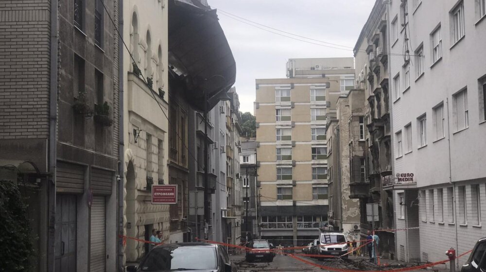 (FOTO) Limeni krov posle oluje završio na susednoj zgradi, građani na Vračaru sami zatvorili ulicu daskama i kontejnerima 1