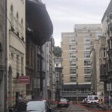 (FOTO) Limeni krov posle oluje završio na susednoj zgradi, građani na Vračaru sami zatvorili ulicu daskama i kontejnerima 6