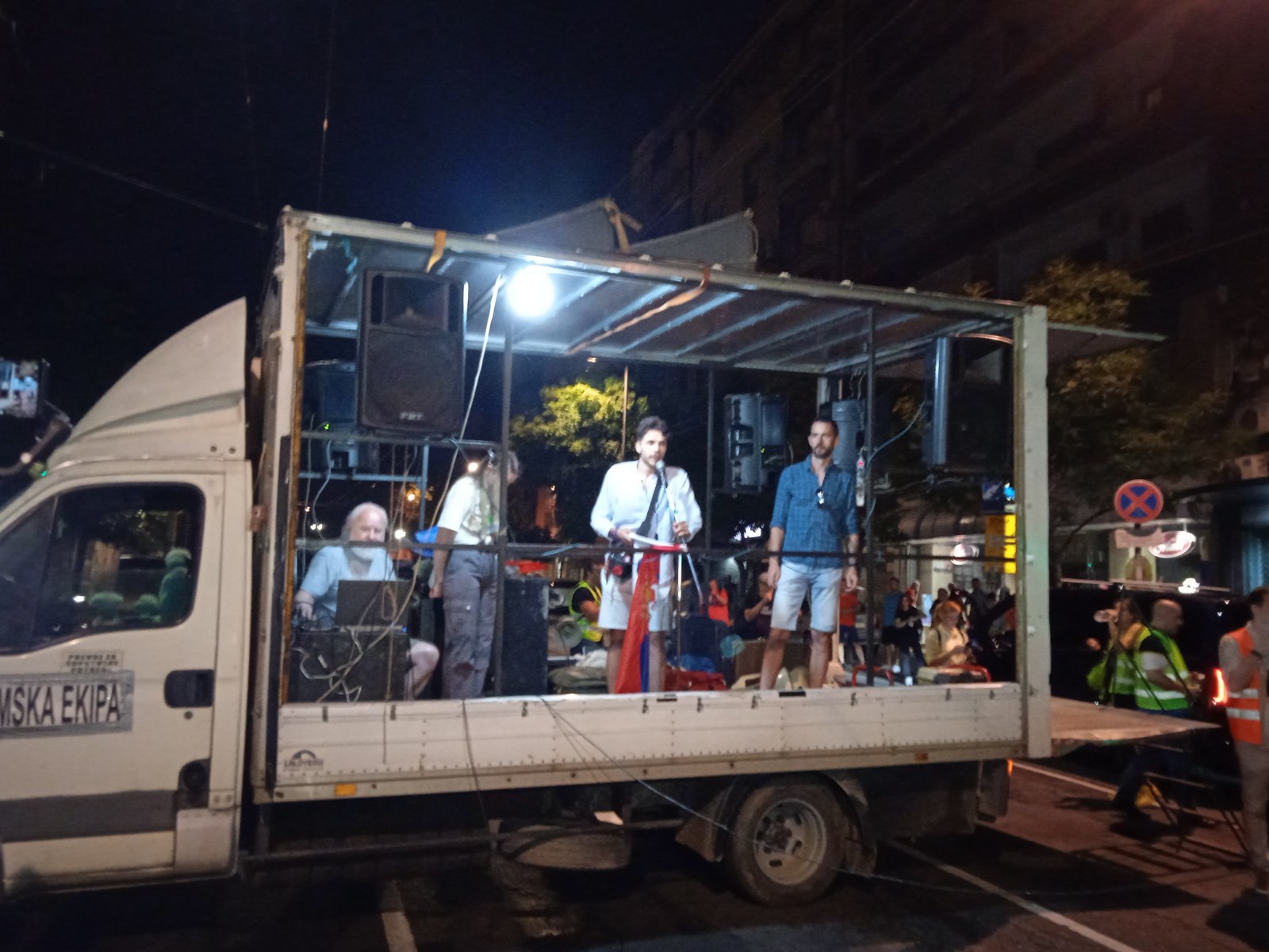 U Beogradu završen 12. protest "Srbija protiv nasilja": Građani i građanke ispred RTS-a uzvikivali "Vučiću odlazi", student prekinuo štrajk glađu (FOTO, VIDEO) 2 U Beogradu završen 12. protest "Srbija protiv nasilja": Građani i građanke ispred RTS-a uzvikivali "Vučiću odlazi", student prekinuo štrajk glađu (FOTO, VIDEO) 2