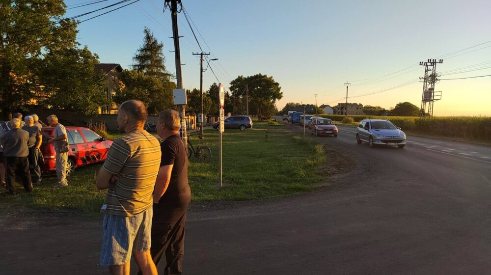 Meštani Bukovca nastavili blokadu puta kroz salaše 1