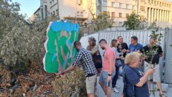 U Novom Sadu održan protest "Srbija protiv nasilja": Građani ispred SNS-a ostavili grane koje je slomilo nevreme (FOTO) 6