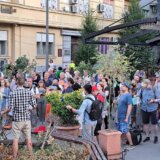U Novom Sadu održan protest "Srbija protiv nasilja": Građani ispred SNS-a ostavili grane koje je slomilo nevreme (FOTO) 5