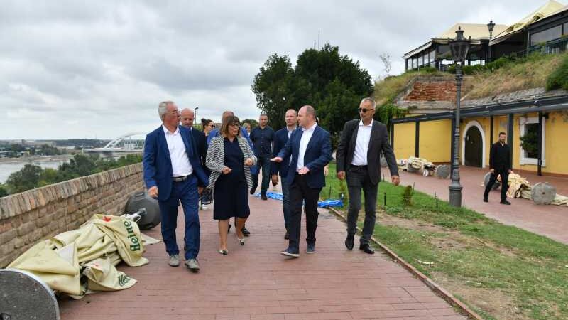 Gojković i Đurić obišli Petrovaradinsku tvrđavu: Štete ima, ali sat će još dugo da kuca nad Novim Sadom 1