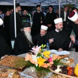 Bajramska sofra održana na Trgu slobode u Novom Sadu: Građani uživali u specijalitetima muslimanske kuhinje 9
