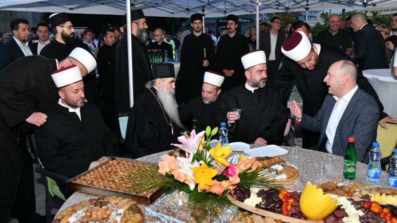 Bajramska sofra održana na Trgu slobode u Novom Sadu: Građani uživali u specijalitetima muslimanske kuhinje 1