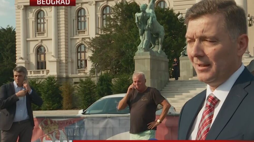 Nekolicina građana ispred Skupštine: Zelenović najavio nastavak borbe protiv vlasti 1