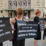 Žene u crnom poručile sa Trga republike: "Nikada nećemo zaboraviti genocid u Srebrenici" 4