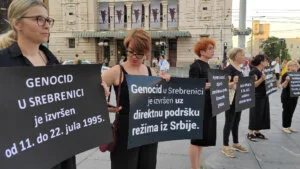 Žene u crnom na Trgu Republike povodom 31. godišnjice genocida u Srebrenici 16 Žene u crnom na Trgu Republike povodom 31. godišnjice genocida u Srebrenici 6