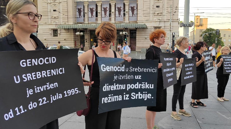 Žene u crnom poručile sa Trga republike: "Nikada nećemo zaboraviti genocid u Srebrenici" 1