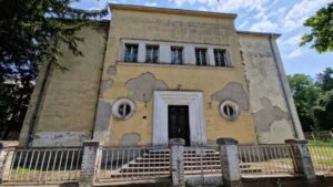 Grad Zrenjanin planira da od naredne godine izdvoji ukupno 77,8 miliona dinara za pribavljanje nepokretnosti u ulici Narodne omladine broj 3, poznate kao Dom vojske (bivša Zgrada trgovinske komore).