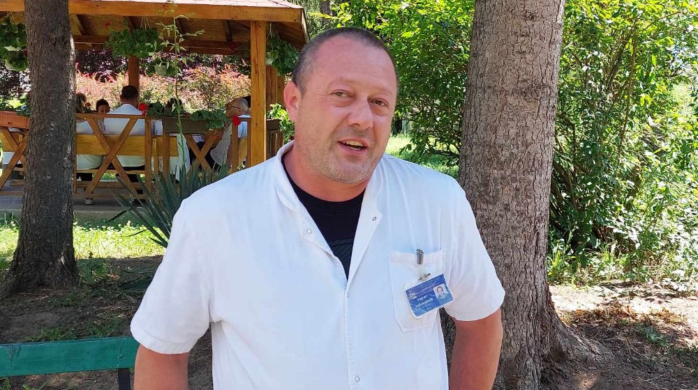 Plate ne primaju od aprila, a račun u blokadi: Štrajk upozorenja u Specijalnoj bolnici za rehabilitaciju "Gamzigrad" kod Zaječara 2 Plate ne primaju od aprila, a račun u blokadi: Štrajk upozorenja u Specijalnoj bolnici za rehabilitaciju "Gamzigrad" kod Zaječara 2