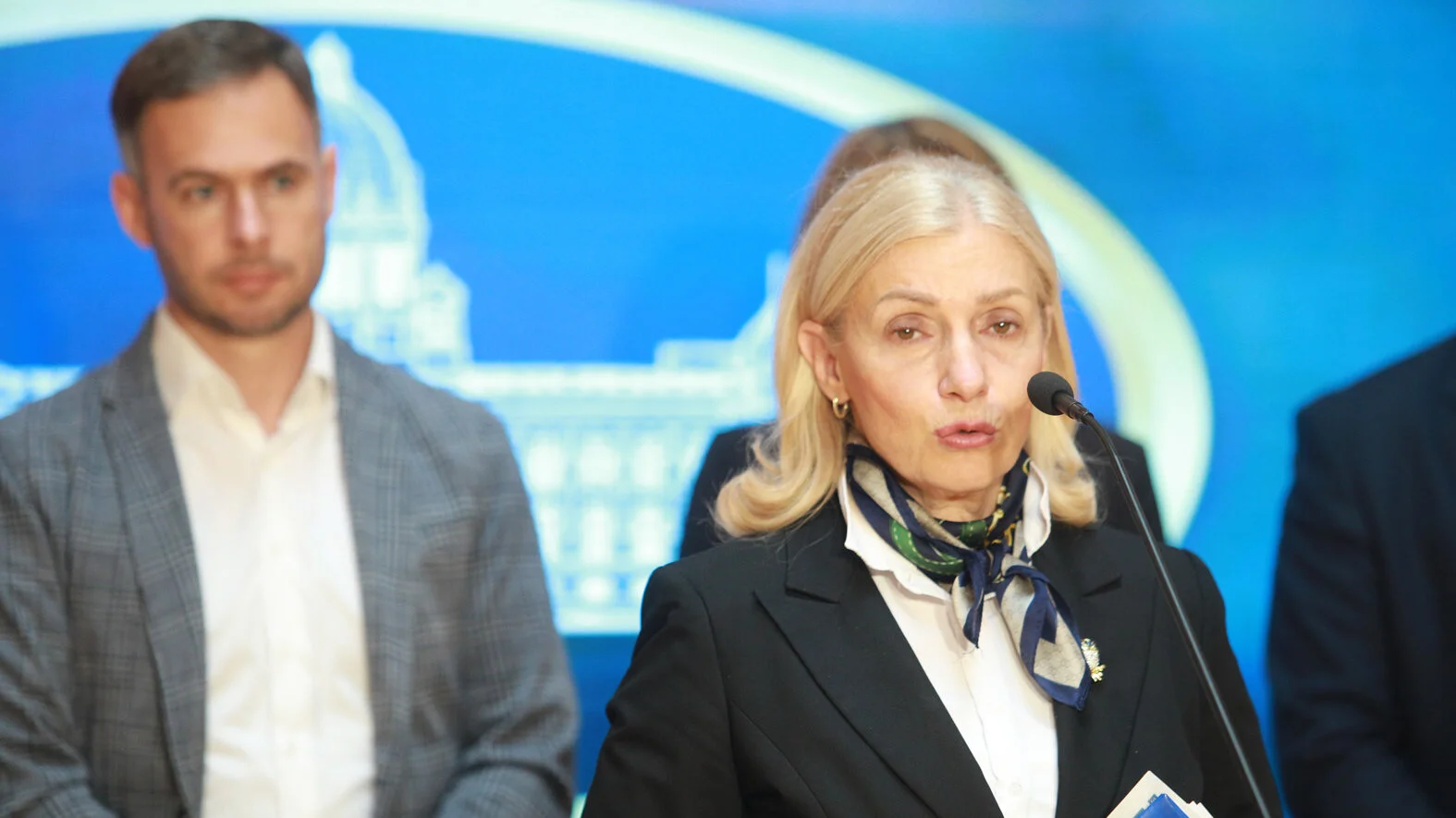 Policajci naterali privedenu studentkinju da se skine gola u policijskoj stanici: Opravdana mera ili ponižavanje? 2