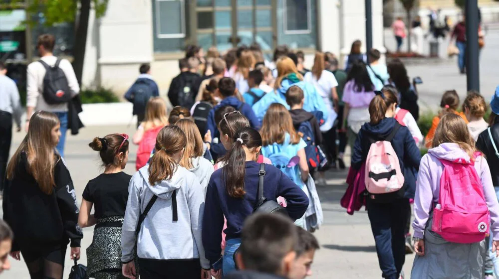 Nastavnik priča, đaci ne slušaju: Koji su najveći disciplinski problemi u školama u Srbiji? 10
