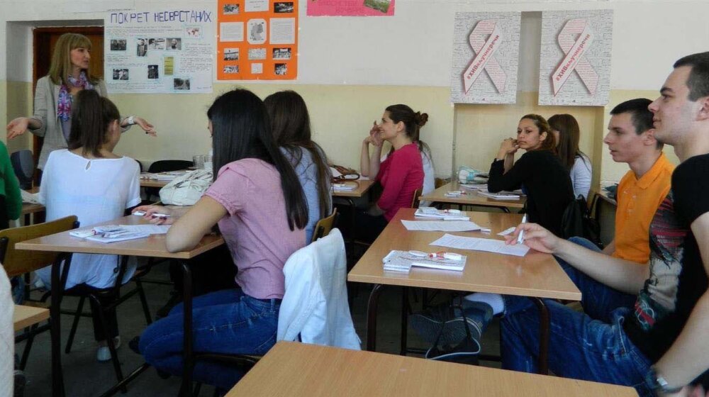 Šta znači izjava ministarke prosvete da će razredne starešine pratiti mentalni sklop i socijalni život učenika? 1