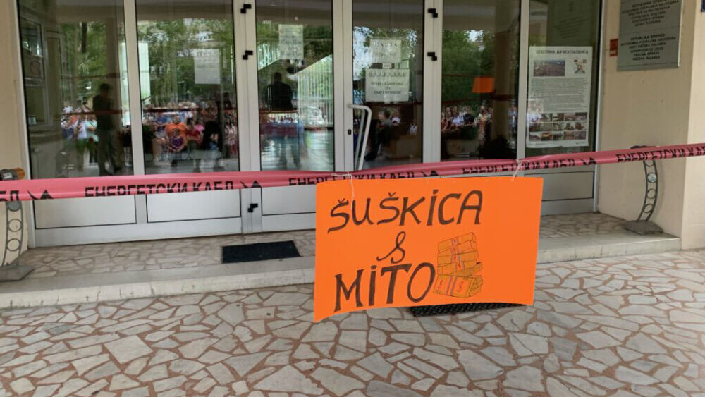 Žena koja je izbačena sa dodele Oktobarskih nagrada u Bačkoj Palanci: Jedni druge časte nagradama, a ljudi još nisu dobili ni dinar pomoći 3