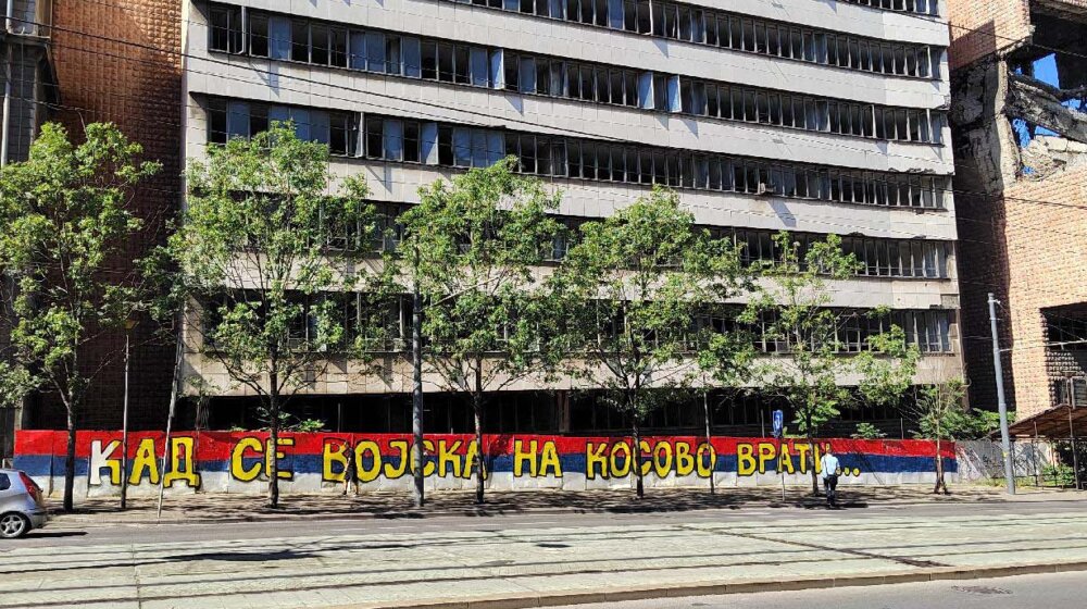 "Kad se vojska na Kosovo vrati": Grafiti na ogradi oko zgrade Generalštaba (FOTO) 1