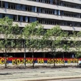 "Kad se vojska na Kosovo vrati": Grafiti na ogradi oko zgrade Generalštaba (FOTO) 3