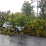 Posledice oluje u Beogradu: Dve osobe spasene iz vozila, vetar nosio krovove zgrada 6
