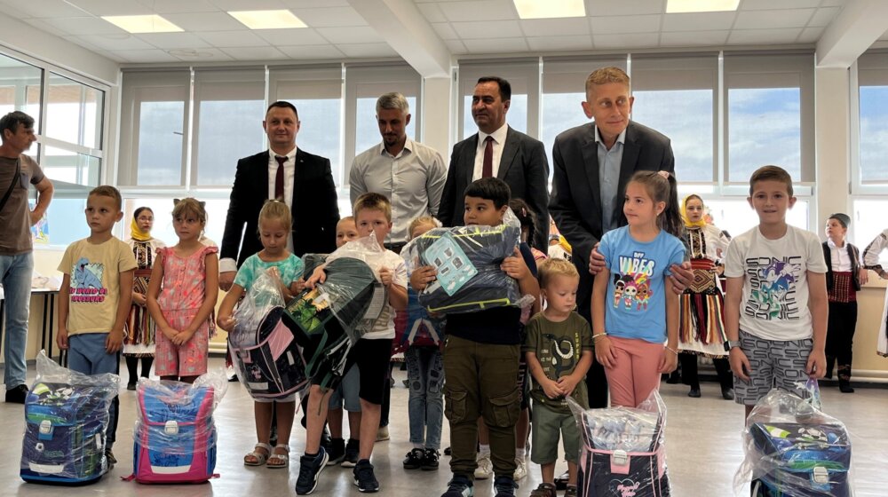 Ministar Martinović prvacima u Preševu podelio školski pribor i torbe, a školama računare 1