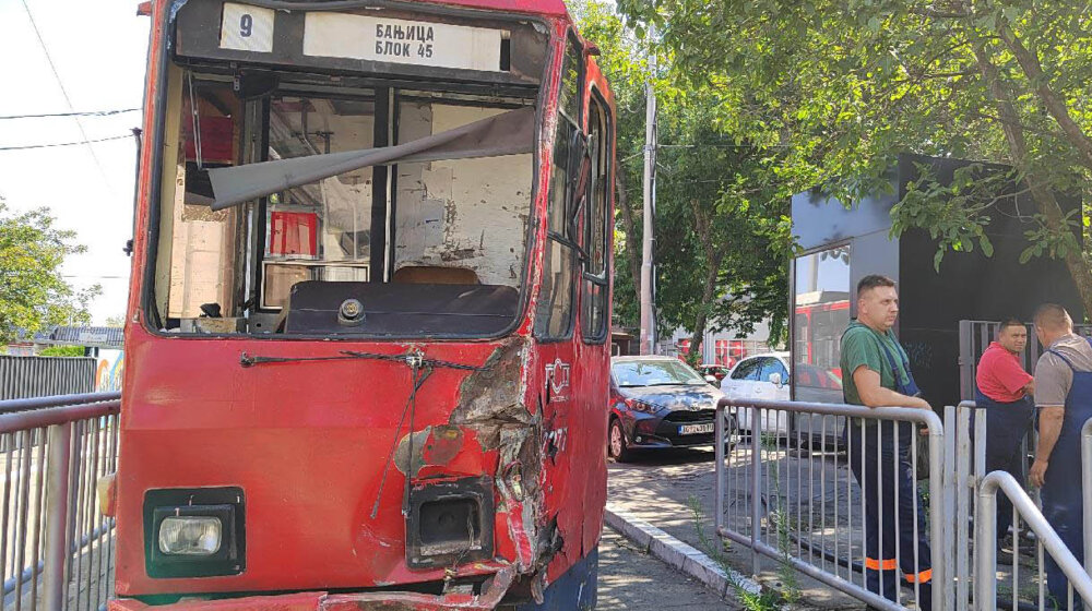 Na Trošarini u sudaru tramvaja i autobusa povređeno 12 osoba 1