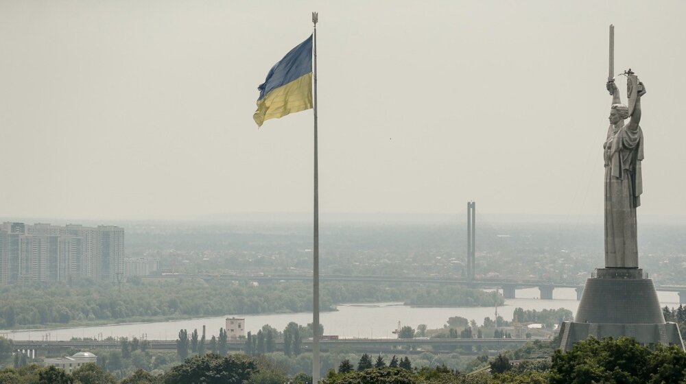kijev, zastava ukrajine i spomenik majka domovina