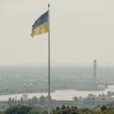 kijev, zastava ukrajine i spomenik majka domovina
